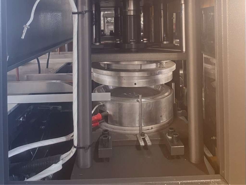 Máquina de bandejas y platos cartulina cartón Máquina de bandejas y platos cartulina cartón